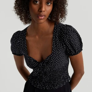 Topp  - Jättesöt topp med prickigt mönster från Ginatricot💕säljes då den aldrig kommit till användning, storlek 36💕 