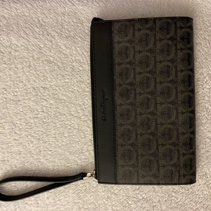 Väska - Plånboks väska från salvatore ferragamo, använd sparsamt ochär i felfritt skick. (Som ny) kostade 4500kr ny säljer för 3500kr