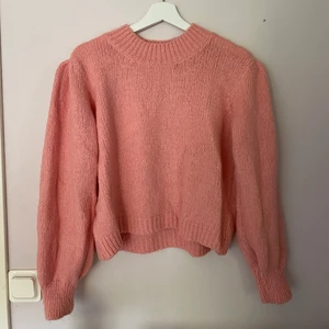 Stickad tröja - Jätte fin stickad tröja med lite puff armar från mango, säljer då den tyvärr inte kommer till användning💞 gratis frakt!
