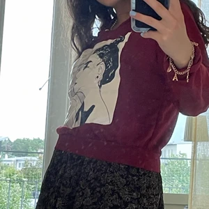 vinröd/mörkröd hoodie - en vin/mörkröd hoodie med skitsnyggt tryck på köpt för ett tag sen men som är väldigt sparsamt använd :) så inga defekter, skulle säga att den passar xs/s ev mindre om man vill ha den oversize ❤️❤️