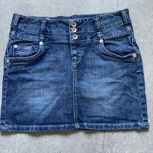 Kjol   - Säljer denna jeans kjol. Ganska kort i modellen. Betalningen sker via swish och mottagaren står för frakt 💞 pris kan sänkas 