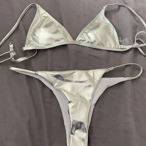 Silvrig bikini  - En super söt bikini i storlek S