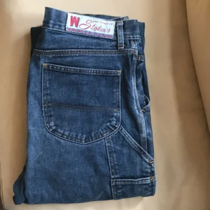 Jeans - As najs blå jeans och skatea i med bra fickor. De har blivit för korta för mig. 