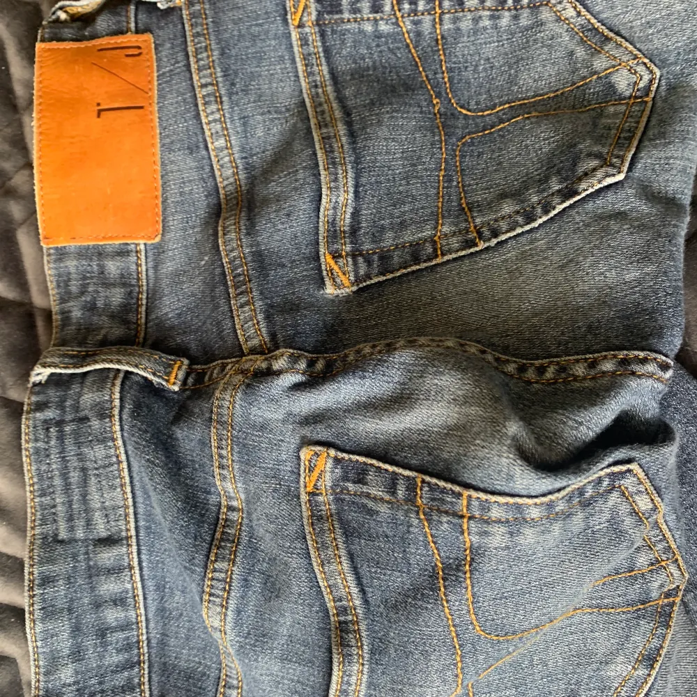Säljer dessa jeans på grund av att de är för små för mig❤️. Jeans & Byxor.