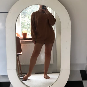 Brun stor tröja  - Brun stor tröja som kan användas till ett par byxor men också som klänning. 💓