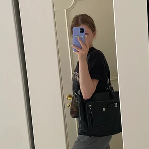 Svart handväska från h&b  - Säljer denna bra väskan som har jätte många olika fack och är jätte smidig. Verkligen inte min stil så derför säljer jag den.  Den är i bra skick. Om intresse finns skriv till mig privat om fler bilder eller information önskas🥰 (vet ej va frakten blir kollar de om någon är intresserad) 