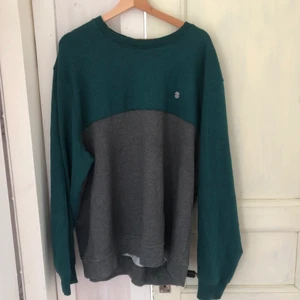 Izod tröja grön och grå - Passar mycket snyggt som oversize. Köpt på secondhand 