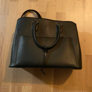 Väska  - Svart stor väska med många fack. Köpt i Dubai. Säljer på grund av att jag har liknande väskor 