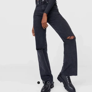 Svarta flared jeans med slits  - Svarta flared jeans från zalando med slits på knäna. Köpta från zalando, men endast använda 1 gång då de är för stora för mig. Går att pruta vid snabb affär💕