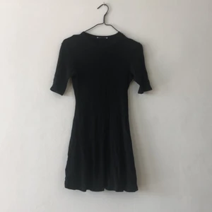 Klänning från Zara - Klänning från Zara som är innnöpt i Spanien, storlek S men passar även storlek XS. Använd ett fåtal gånger!