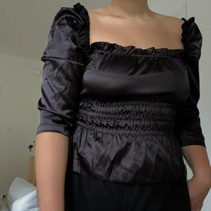 Fin svart blus, strl 40 (mer som 38) - Fin svart blus med puffärmar 