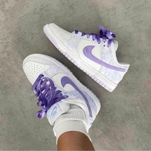 Dunk low Purple Pulse - Dunk Low Purple Pulse 👟  Tillgängliga storlekar   • EU36,5 • EU 38,5  • Pris: 1999kr   • Skick: DS/Oanvänd   • Vi nås genom dm för eventuella frågor eller funderingar!  • Flera bilder fås via dm  #erisneakers 