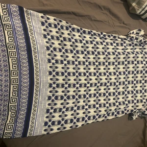 Klänning  - Säljer min snygg klänning som jag använt en gång! Köparen står för frakten!!