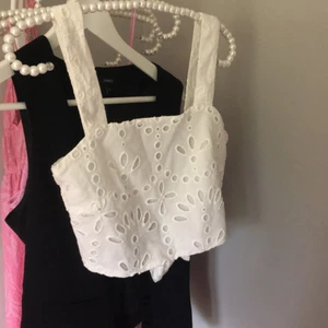 Gulligt linne - Jätte fint linne/blus med öppen rygg från HM:) Använd ca en gång och är därför i väldigt bra skick✨ Jätte fin till sommarn med en kjol, eller till hösten med en kofta!:))