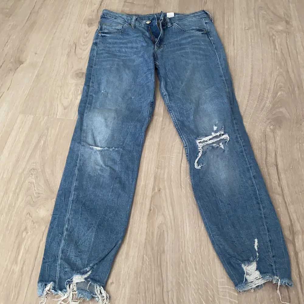 Slitna, lågmidjade jeans från hm. Använda endast ca 3 ggr. Slitning på knäna och nere vid anklarna.  Nypris 399kr.   Köparen står för frakt💞💞. Jeans & Byxor.