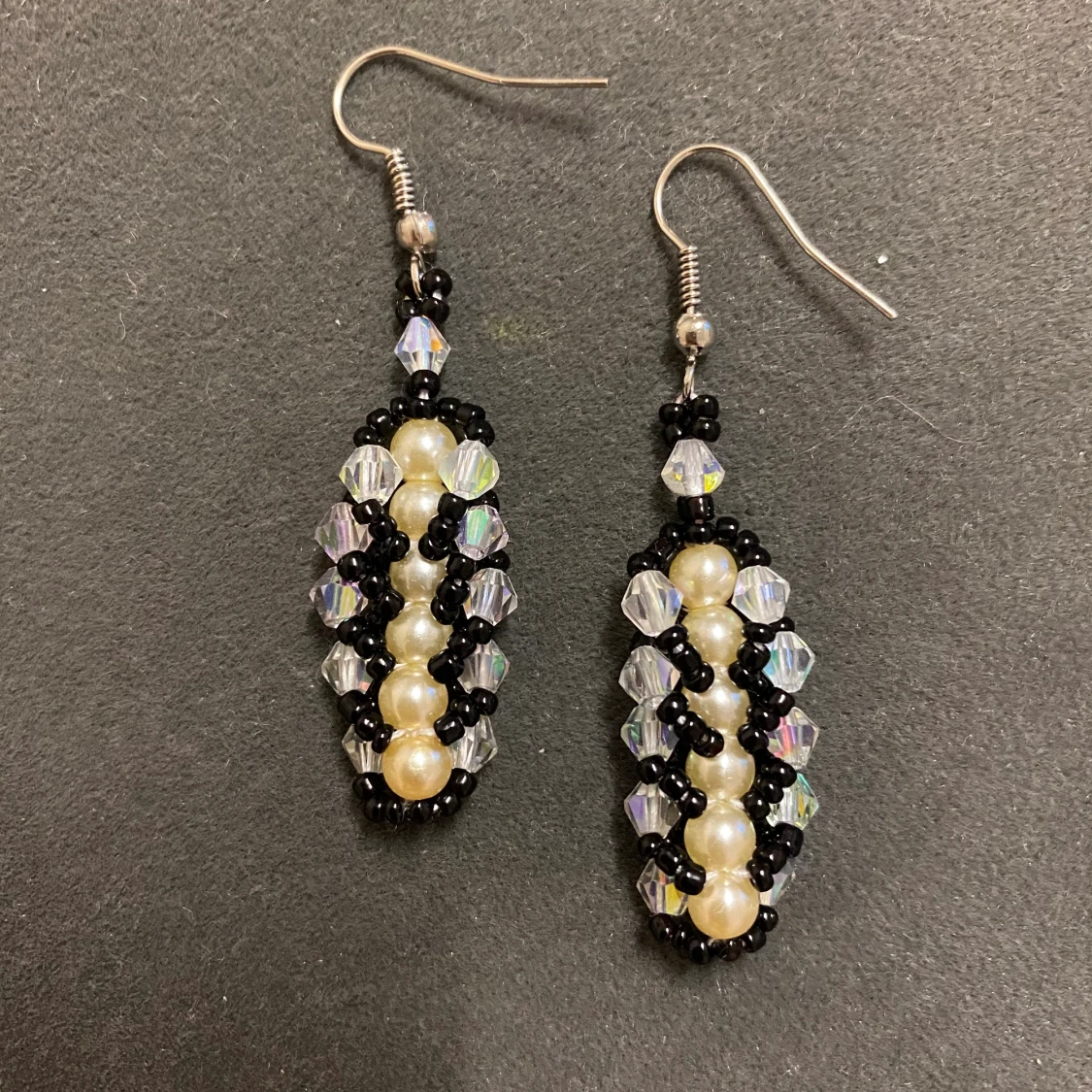 Svart och vita örhängen - 90