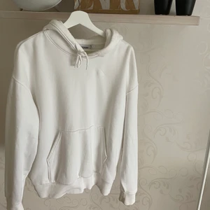 Weekday hoodie  - Vit hoodie från weekday i storlek S. Sparsamt använd och i fint skick. Vid fler intresserade blir det en budgivning. Köpare står för frakten som tillkommer💘