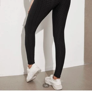 Tränings tajts - Helt nya och oanvända då dom var för stora. Orkar ej skicka tillbaka. Lite stora i strl.