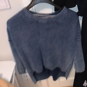  tröja från tiger of sweden - Jättefin tröja från tiger of sweden. Tröjan är nästan aldrig andvänd och är i väldigt bra skick. Där bak är tröjan lite längre än där fram.