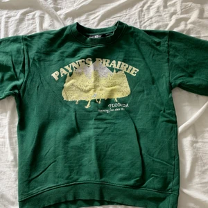 Sweatshirt - Väldigt bra material och inte jättetjock. Storlek: S