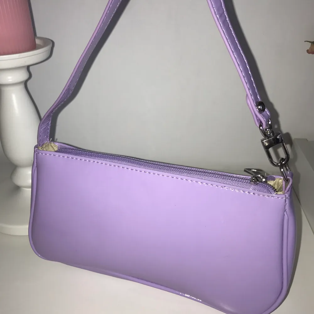 En blank pastell lila handväska, från shien. Använd endast 1 gång . Väskor.