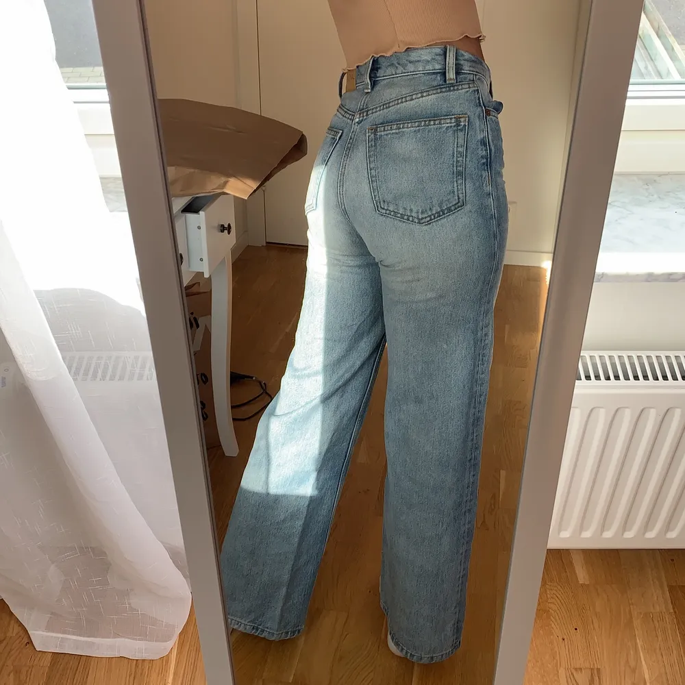 Yoko mid blue jeans från monki! Använts en del men bra skick. Jag är 166cm, frakt tillkommer 💞 . Jeans & Byxor.