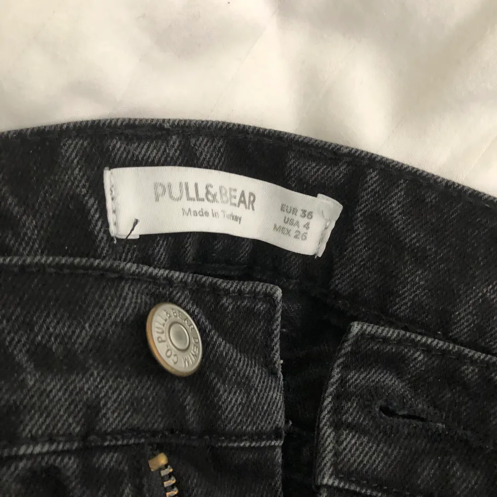 Svarta jeans från pull and bear i storlek 36. Jeans & Byxor.