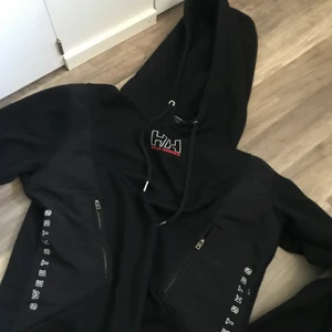 Helly Hansen Hoodie  - Helly hansen hoodie i storlek s-m köpt för 900kr. Använd ett par fåtal gånger 