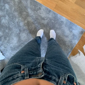 Mörkblåa Levi’s jeans  - Jag säljer mina mörkblåa Levis jeans från humana. Köparen står för frakten.