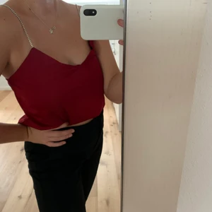 Vinrött linne - Säljer ett vinrött linne med fina diamant-liknande band! Köpt på New Yorker i oktober 2020, men är bara använt en gång. Materialet är lite satin liknande 🥰🥰 storlek L men passar även M och uppåt. 