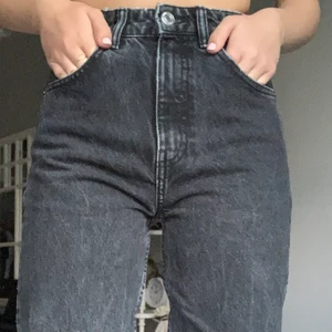 Jeans  - Super fina Jens som tyvär blivit försmå, storlek 32 från Zara! Om du vill ha flera bilder är det bara att fråga så fixar jag det!☺️ pris 55 + frakt, Byxorna är inte så tajta som dem ser ut att vara på bilden, då dem är väldigt små på mig!