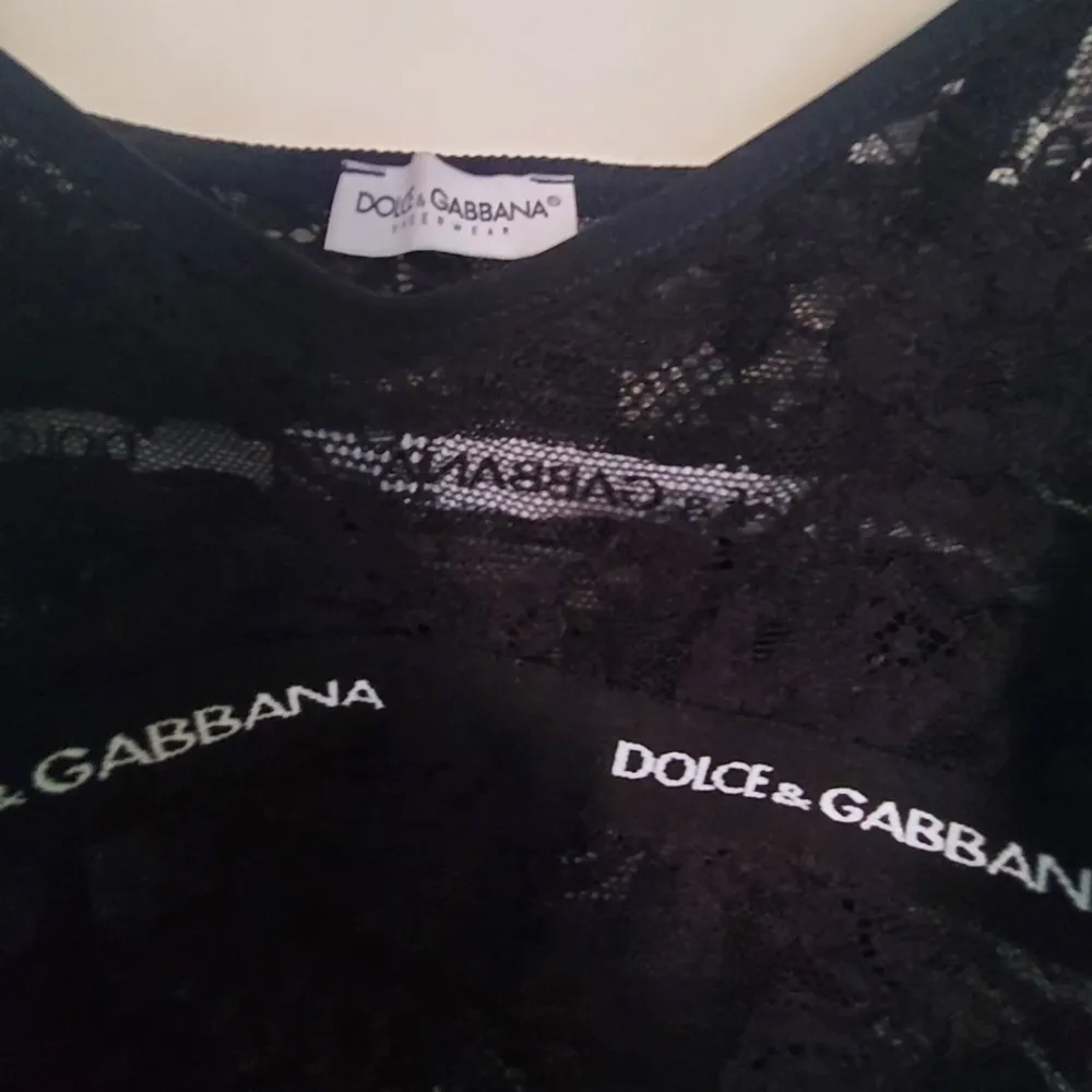 Äkta Dolce & Gabbana. Passar S. 200kr. Spetslinne.. Toppar.