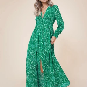 ADOORE Napoli dress - Underbara Napoli dress från märket Adoore i storlek 36, slutsålt på hemsidan🤍 Helt oanvänd, enbart prövad och nu är det för sent för mig att returnera klänningen, tyvärr är den för lång för mina 160 cm🥺 Nypris: 1495 kr. Jag säljer klänningen för 1100 + frakt🤍