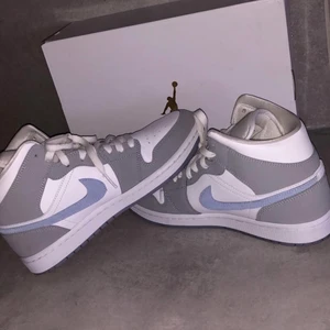 Jordan 1 Aluminium Wolf  - Tjena! Jag säljer nu mina riktigt snygga Jordan 1 Banned Mid Aluminium Wolf. Jag säljer skorna pågrund av att dom är i försmå storlek för mig och dom är i väldigt fin skick som ni kan se.  Det är storlek 41 men passar även 42. Om du är intresserad så är de bara att kontakta mig här på Plick😊 