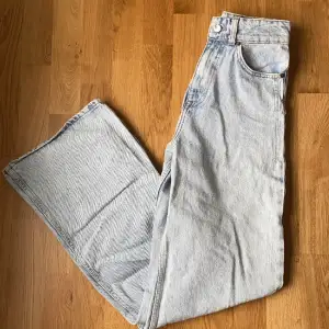 Skit snygga jeans från Zara. Säljer dem då de är för breda för min smak. Köparen står för fraktkostnaden