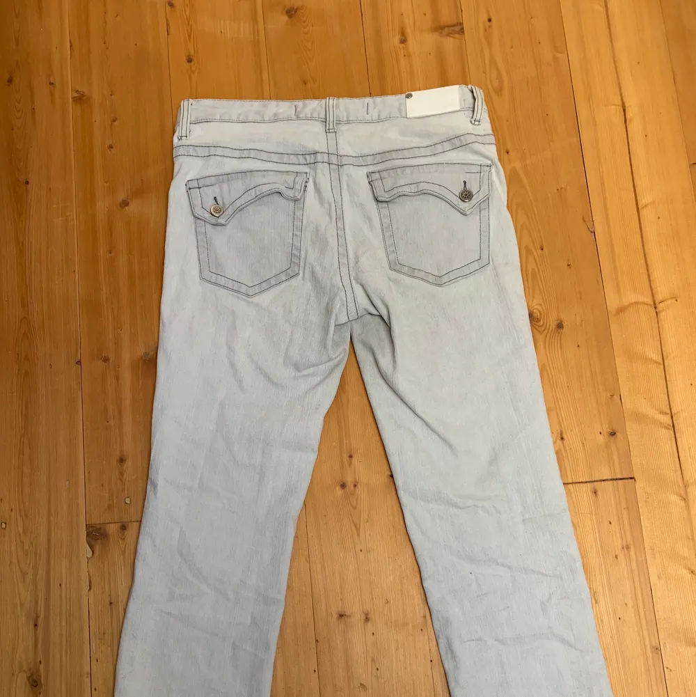 Ljusgråa straight leg jeans. Passar en xs/s💕 köparen står för frakt. Jeans & Byxor.