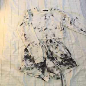 Tie dye set! Shorts och en långärmad  - Detta är ett tie dye set med shorts och en långärmad från SHEIN. Använt några få gånger. Superskönt och snyggt! 💙 man kan köpa både tröjan och shortsen separat om man vill det. Passar XXS-S. Tröjan ligger på 35kr + 45kr frakt & shortsen ligger på 50kr + 45kr frakt. Om du vill köpa båda blir det 80kr + 72 kr frakt! Skriv för fler bilder💙🤍 