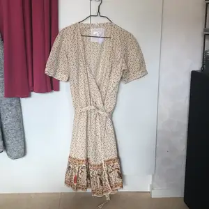 Köpte denna klänningen på secondhand för något år sedan, aldrig använd. Gjorde i 100% bomull och är från märket Ti Mo. Storlek : M