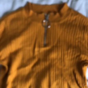 Ribbad tröja i strl 134/140 - Säljer denna fina tröja från H&M. Storlek 134/140. Kom privat vid intresse 