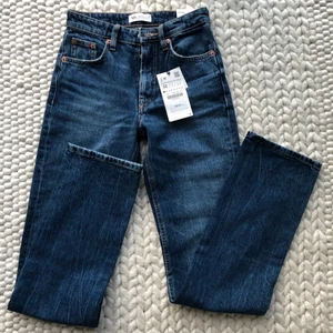 Zara mid rise straight jeans - Säljer dessa populära jeans från zara. Helt nya med lappen kvar. Finns ej att köpa längre. Andra bilden är lånad från en annan säljare på plick, den sista är från hemsidan. Spårbar frakt tillkommer på 66kr