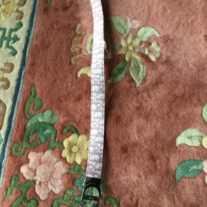 Åkta Christian Dior belt - Christian Dior belt som är i mycket bra skick och passar till allt.Bältet är användade några gånger men fortfarande i bra skick.säljer den eftersom den inte kommer till användning.finns fler bilder och finns ingen åktabevis.Bud i kommentarna 