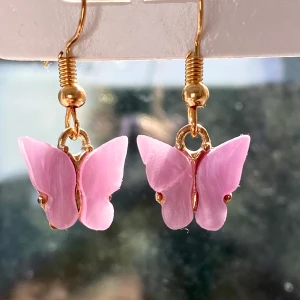 Fjärilsörhängen  - Lila fjärilsörhängen, 39kr/st , finns även i turkos, babyblue, ljusrosa, rödrosa, och vit 