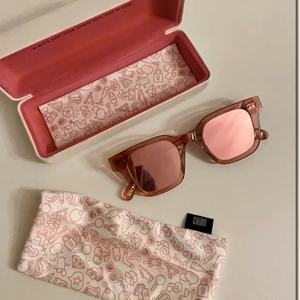 004 Chimi x klarna  - Jätte fina chimis i 004, spegelglas. Det är limited edition, chimi X Klarna. Dom säljs ej längre, nypris runt 1200kr. Säljer dom för 550kr, pris kan absolut diskuteras!