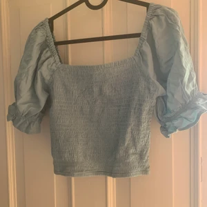 Topp - Ljusblå topp från bikbok storlek M