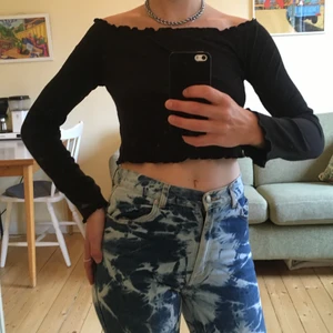 Svart magtröja - Svart magtröja med öppna axlar. Jätteskön i strl S