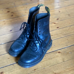 Vintage dr martens - Vintage dr martens i 1490 modellen, dvs 10 hål istället för 8. Sulan inuti är trasig i båda skorna vilket jag har löst genom att lägga dit en extra sula, som följer med. I gott använt skick, snörena är slitna. Storlek 39 men passar mig som har 40 gott. 💗