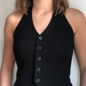 Kostymväst  - Så fin kostymväst som jag köpte på plick alldeles nyligen men den var tyvärr för stor:-( den passar från medium och uppåt. Byter gärna mot något annars är frakten 48kr💕💕