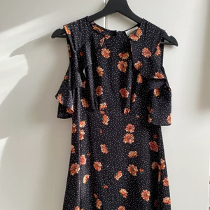 Klänning från Urban Outfitters - Blommig klänning från Urban Outfitters. Använd ca 5 gånger. Perfekt skick. Köpt 2017 