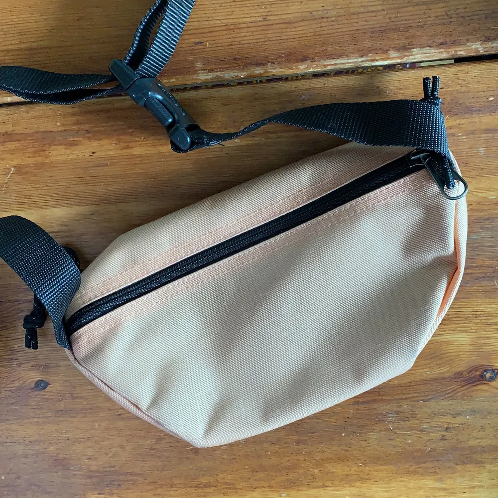Liten ljusrosa eastpack magväska! Går att ha över axeln också :)                                                                           Väldigt sparsamt använd och är i princip i nyskick.           Kan antingen skickas eller mötas upp i sthlm 💫. Väskor.