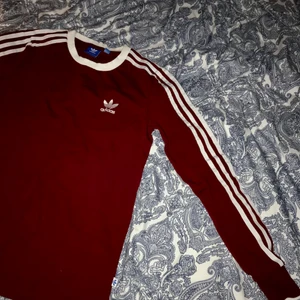 Adidas Stl: 34 - Tja! Säljer en Adidas tröja🥰 superfin mörk röd färg🤩